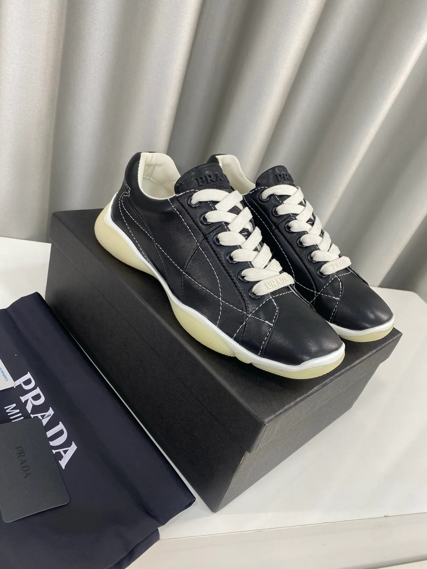 👟👟Ex-factory price 520👟👟 Prada 25ss spring and summer new moral training shoes casual shoes! Seikoly manufactured, even stitching, leather texture visible, multi-color stitching, fashionable and generous, soft, comfortable and breathable, decorated with PRADA letter logo on the outside It comes with a fabric lining, silver-plated logo cowhide foot pads, and P's exclusive rubber outsole. The details are meticulously crafted, making it a versatile item for travel! ▪Upper: Made of original imported cowhide ▪Inner foot pads: sheepskin ▪Sole: Original customized rubber outsole ▪Size: 35-40 (40 orders are not returnable)
